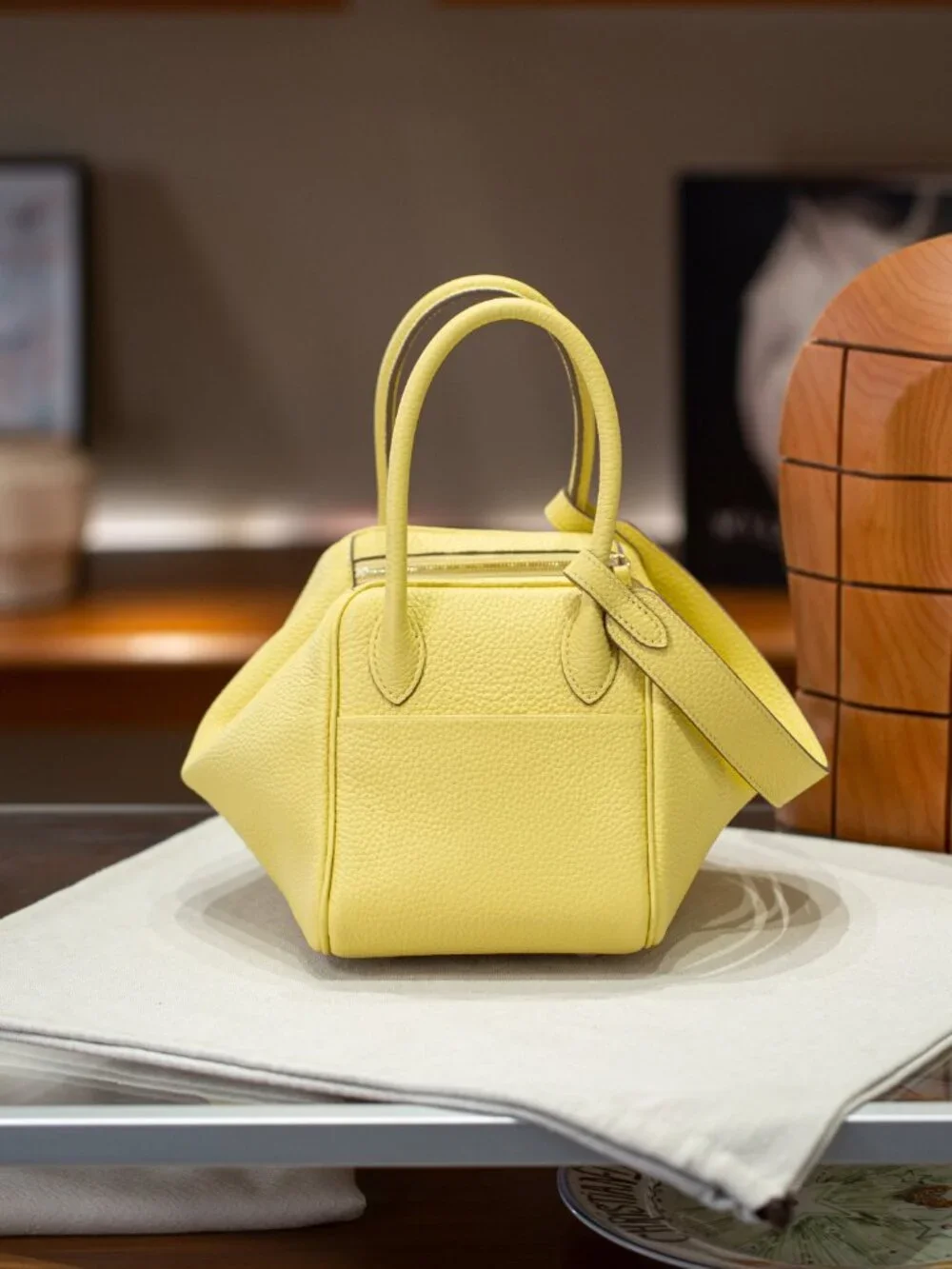 Sophisticated Genuine Leather Tote 26cm - Timeless Everyday Shoulder Bag - Picture 6 of 8